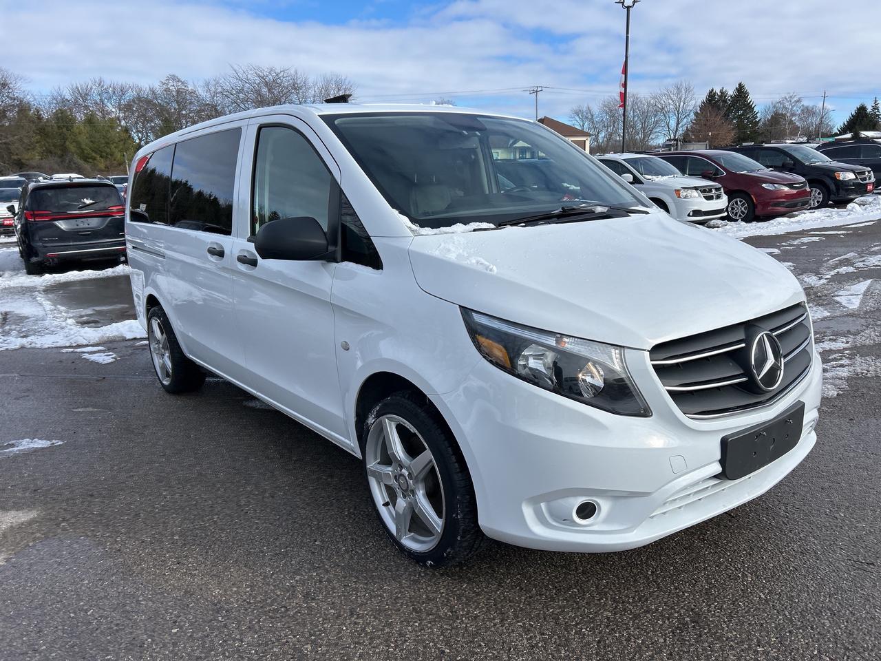 2022 Mercedes-Benz Metris Passenger Van CLEAN CARFAX, 8 PASSENGER, BACK UP CAM, LEATHER! - Photo #4