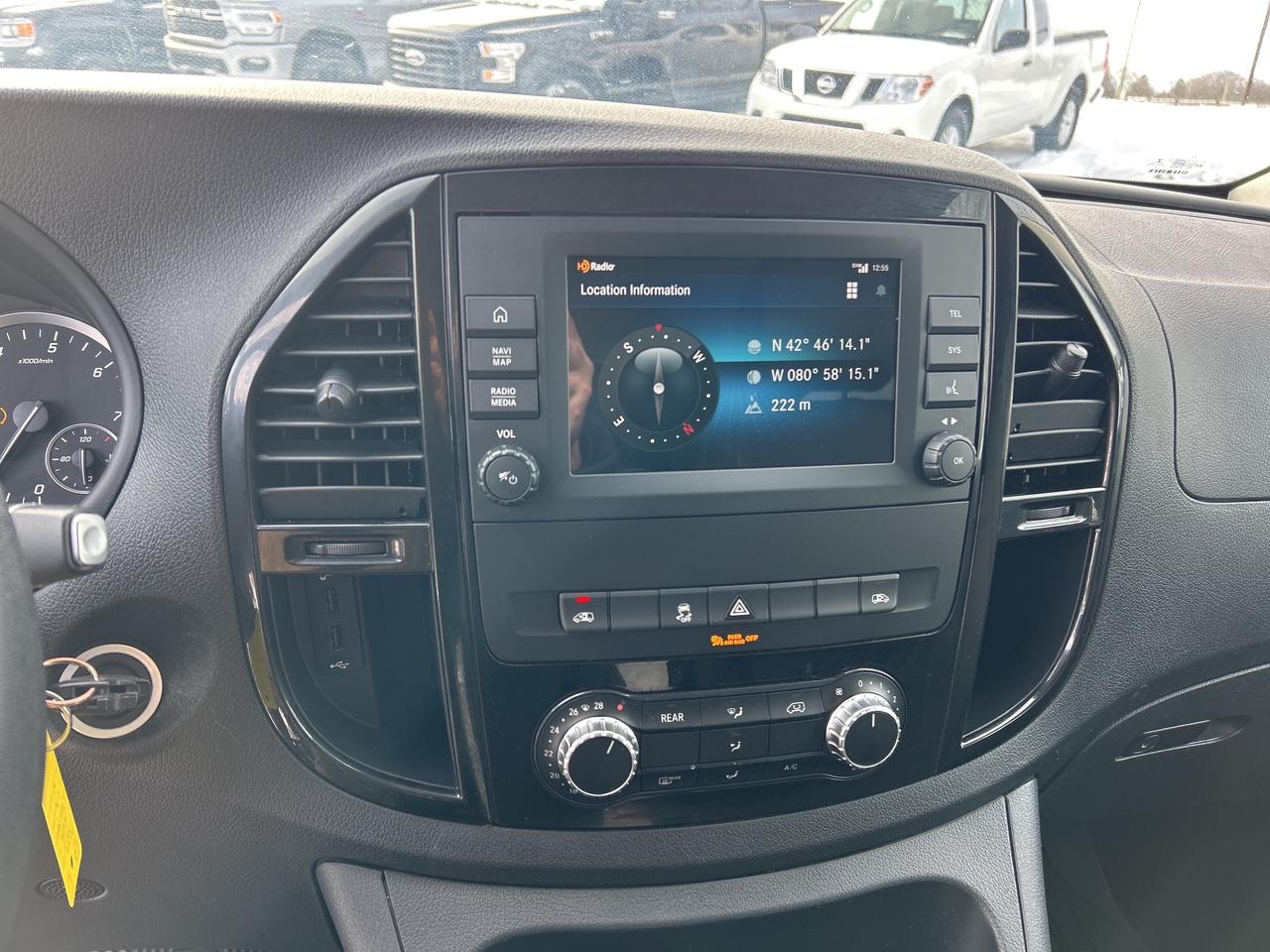 2022 Mercedes-Benz Metris Passenger Van CLEAN CARFAX, 8 PASSENGER, BACK UP CAM, LEATHER! Photo