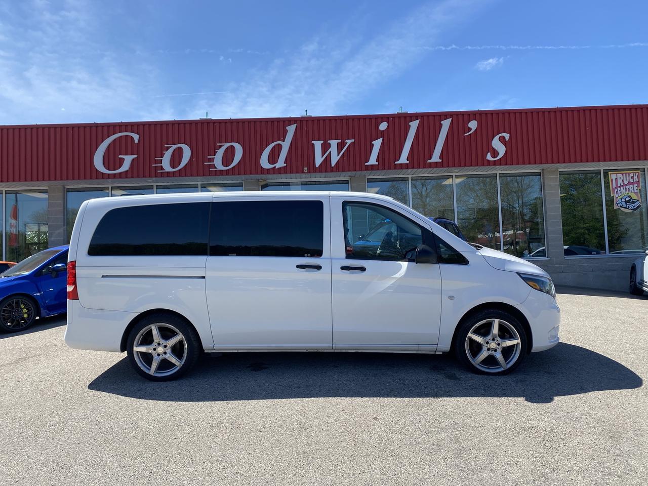 2022 Mercedes-Benz Metris Passenger Van CLEAN CARFAX, 8 PASSENGER, BACK UP CAM, LEATHER!