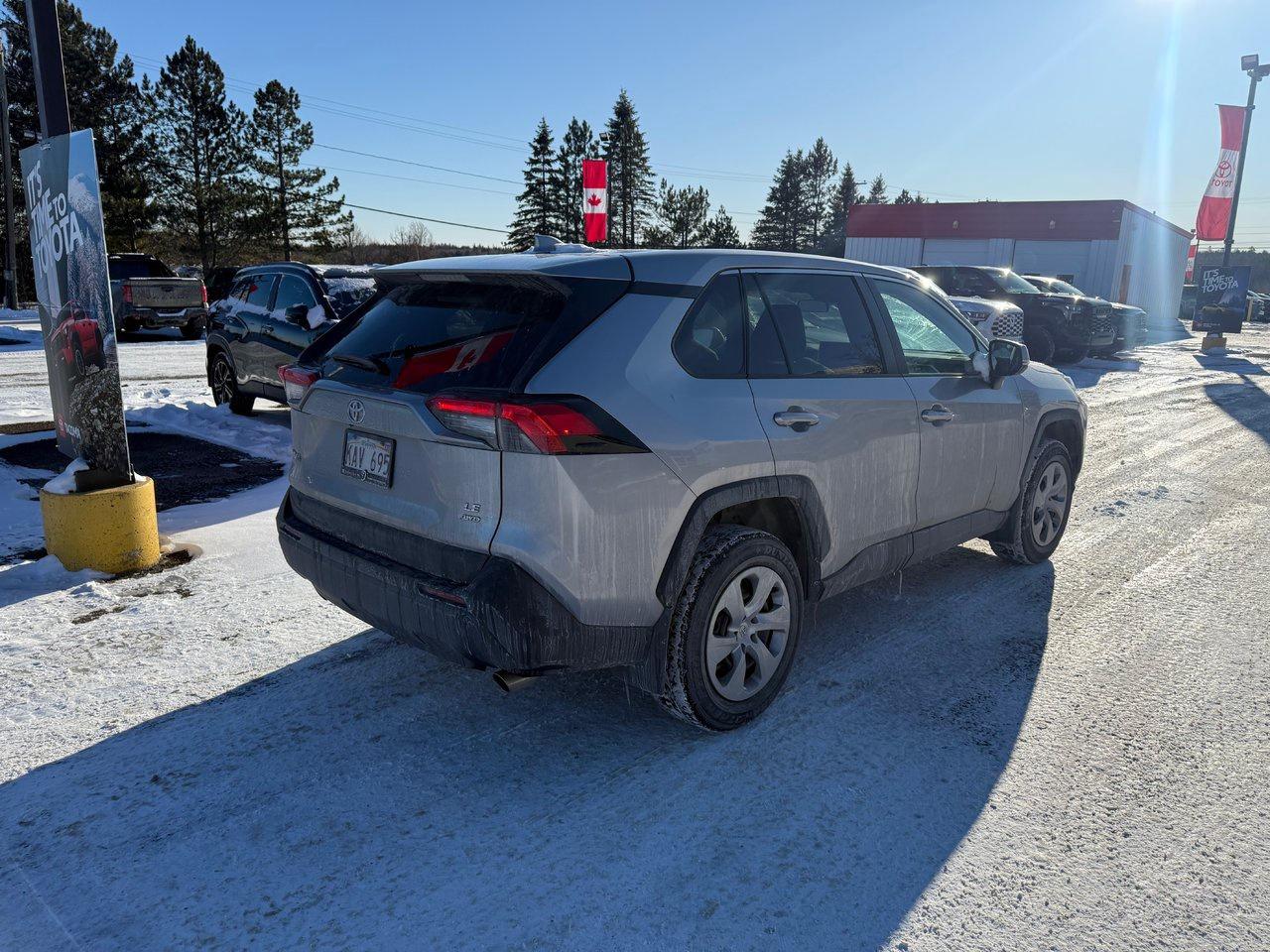 2023 Toyota RAV4 LE Photo4