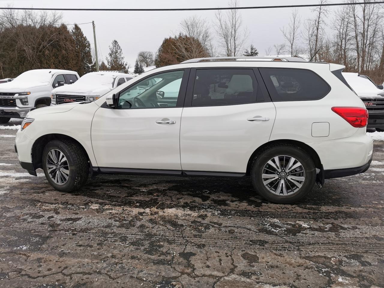 2017 Nissan Pathfinder SL 4WD - Photo #2