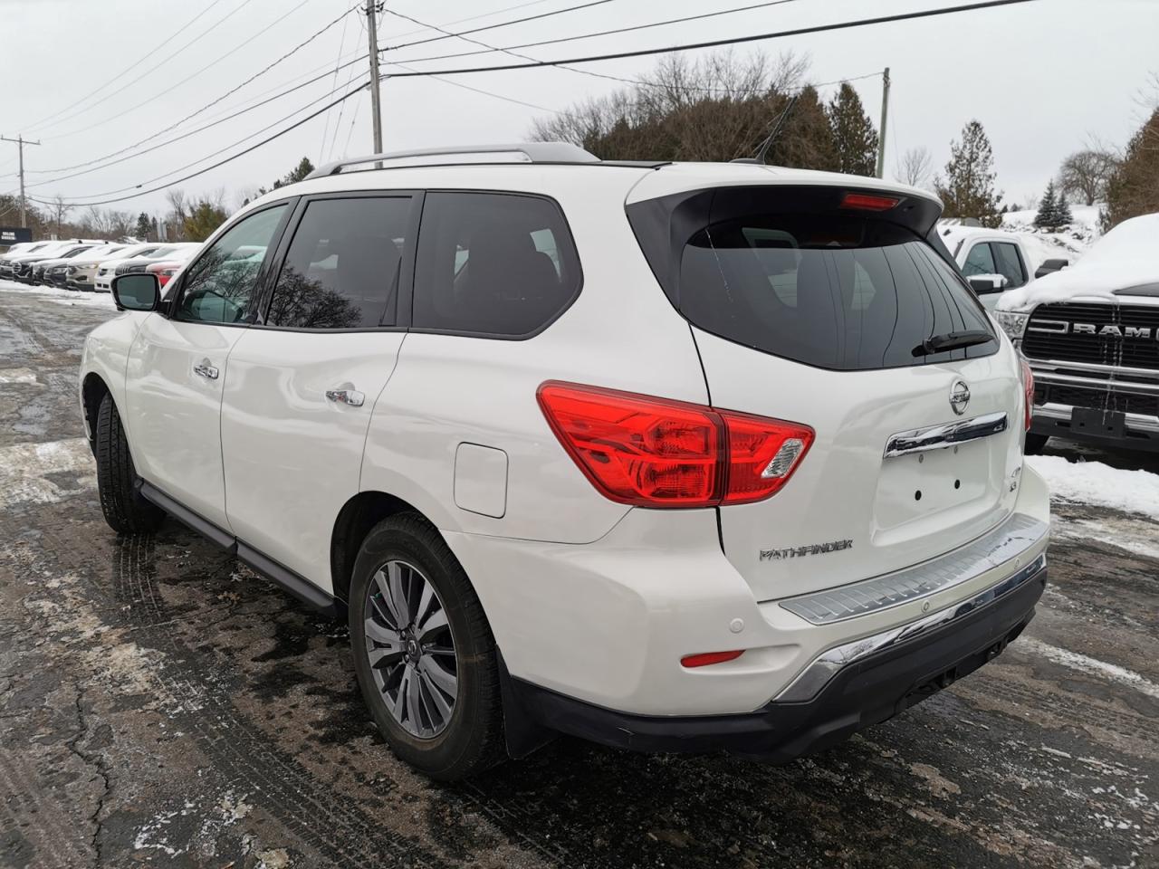 2017 Nissan Pathfinder SL 4WD Photo2