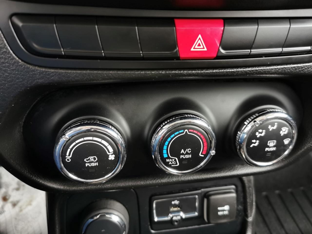 2015 Jeep Renegade Sport - Photo #24