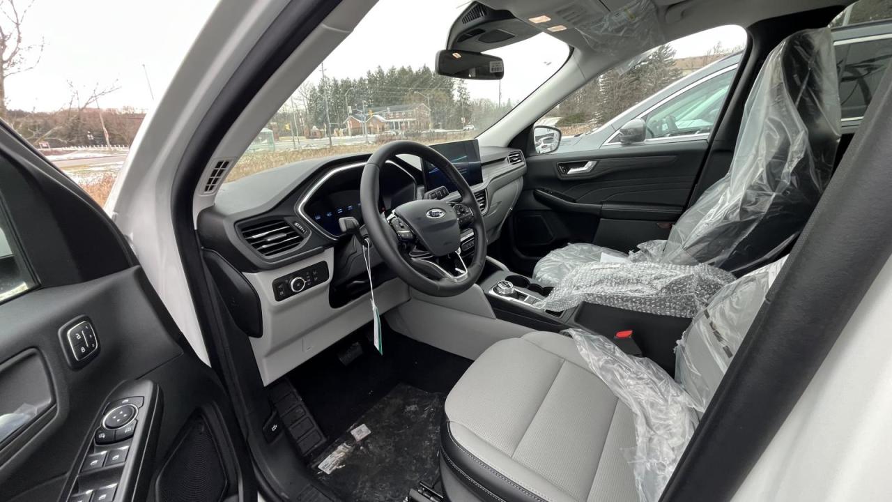 2026 Ford Escape Hybrid PLATINUM Photo2