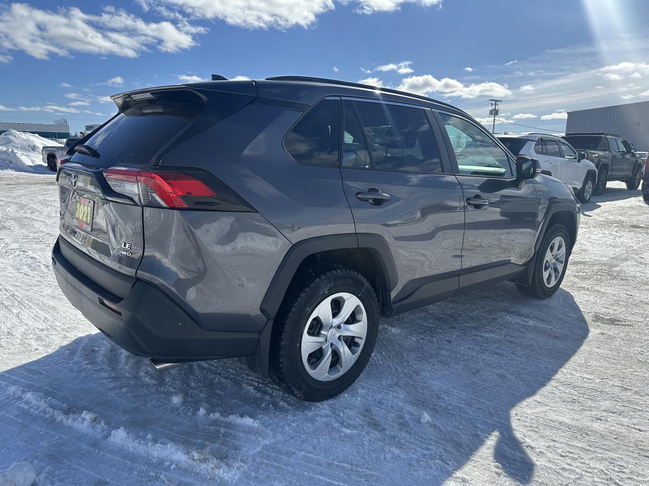 2021 Toyota RAV4 LE AWD Photo4