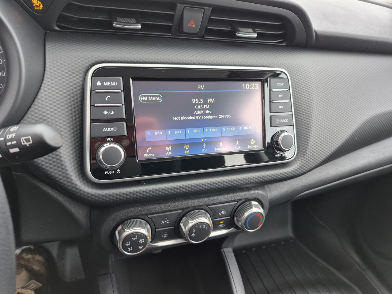 2025 Nissan Kicks Play S FWD Photo9