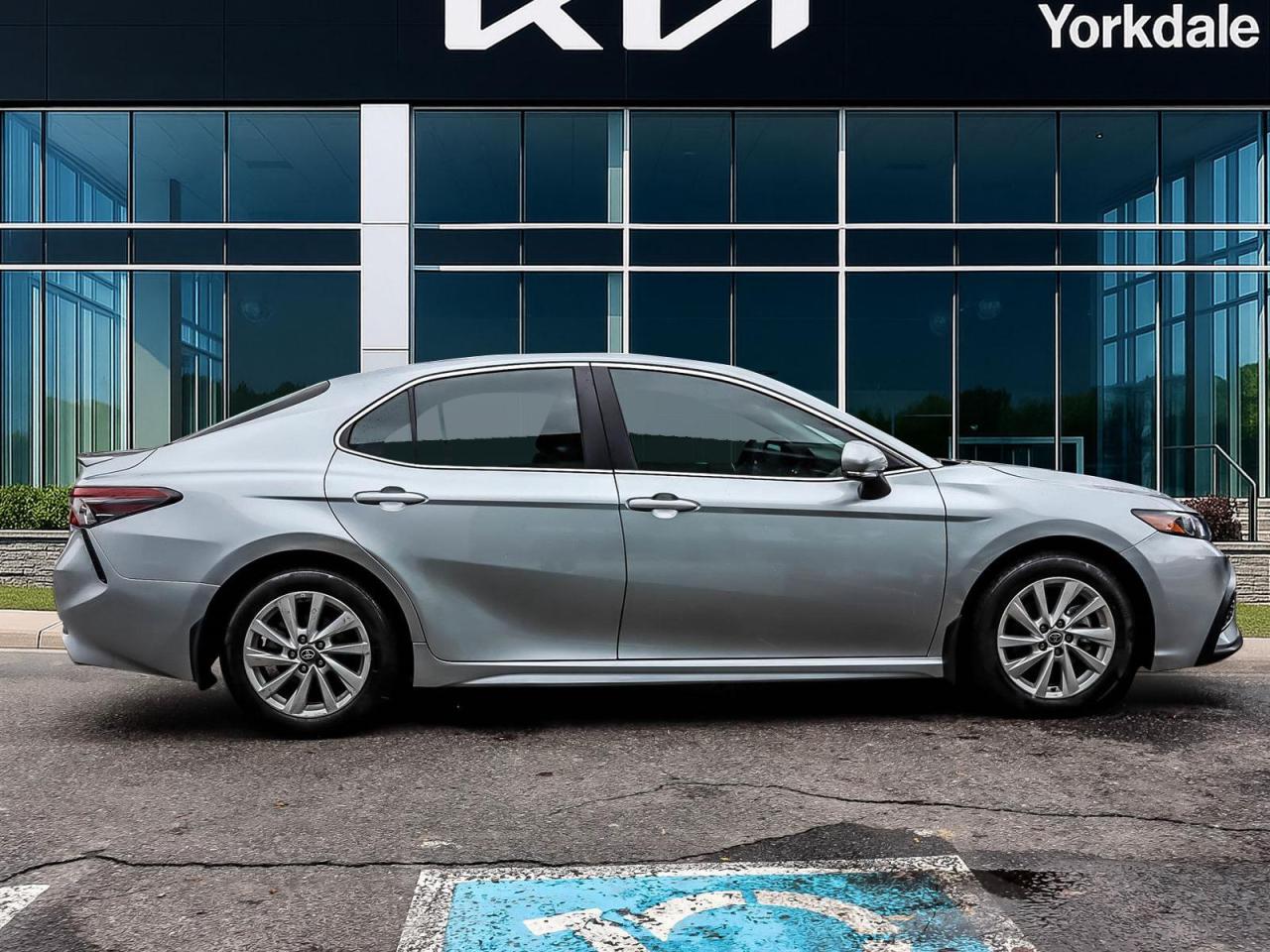 2024 Toyota Camry SE Photo2