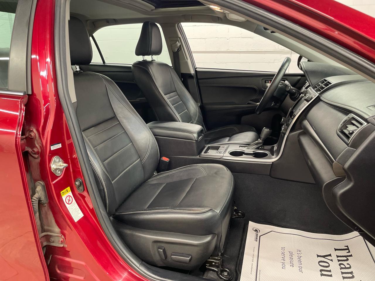 2015 Toyota Camry XLE HYBRID Photo11