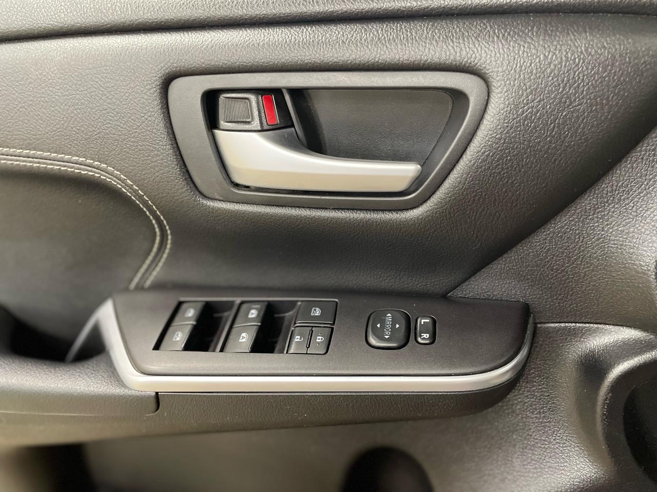 2015 Toyota Camry XLE HYBRID Photo19