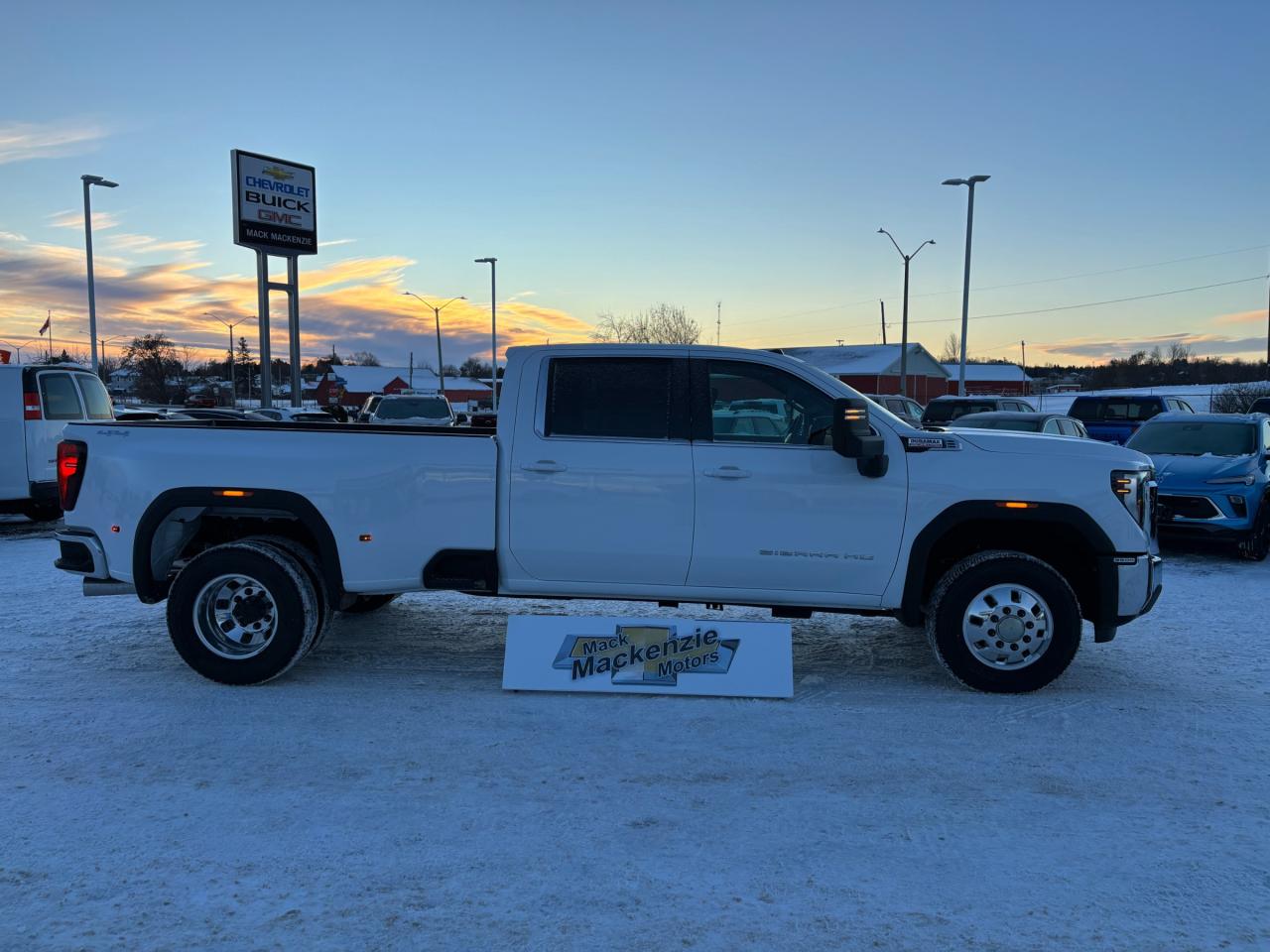 2026 GMC Sierra 3500 HD 2026 GMC Sierra SLE 3500 Crew Cab Dually 4WD Photo