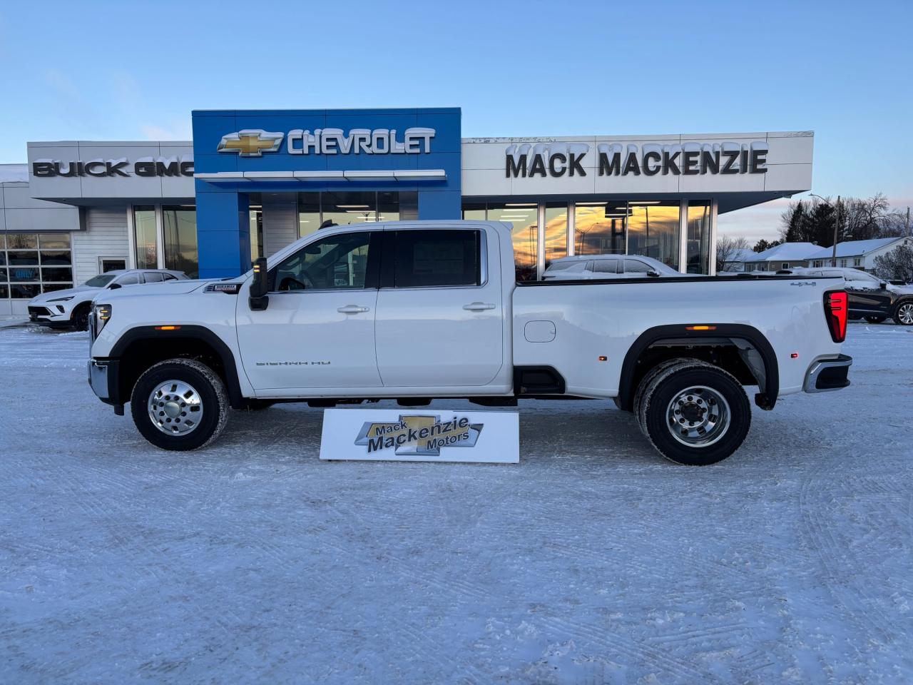 2026 GMC Sierra 3500 HD 2026 GMC Sierra SLE 3500 Crew Cab Dually 4WD Photo