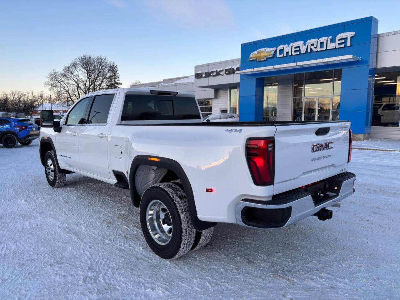 2026 GMC Sierra 3500 HD 2026 GMC Sierra SLE 3500 Crew Cab Dually 4WD Photo