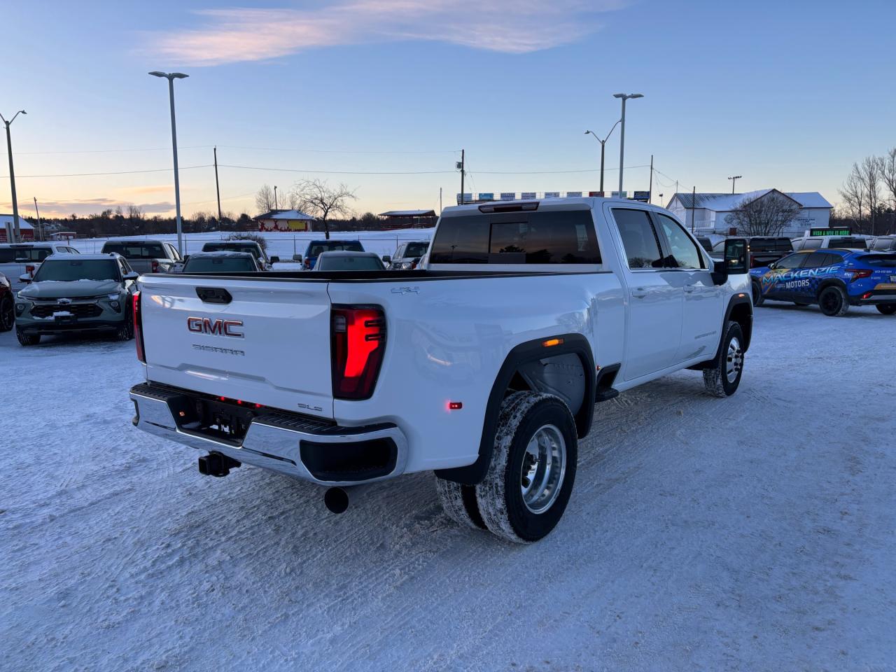 2026 GMC Sierra 3500 HD 2026 GMC Sierra SLE 3500 Crew Cab Dually 4WD Photo