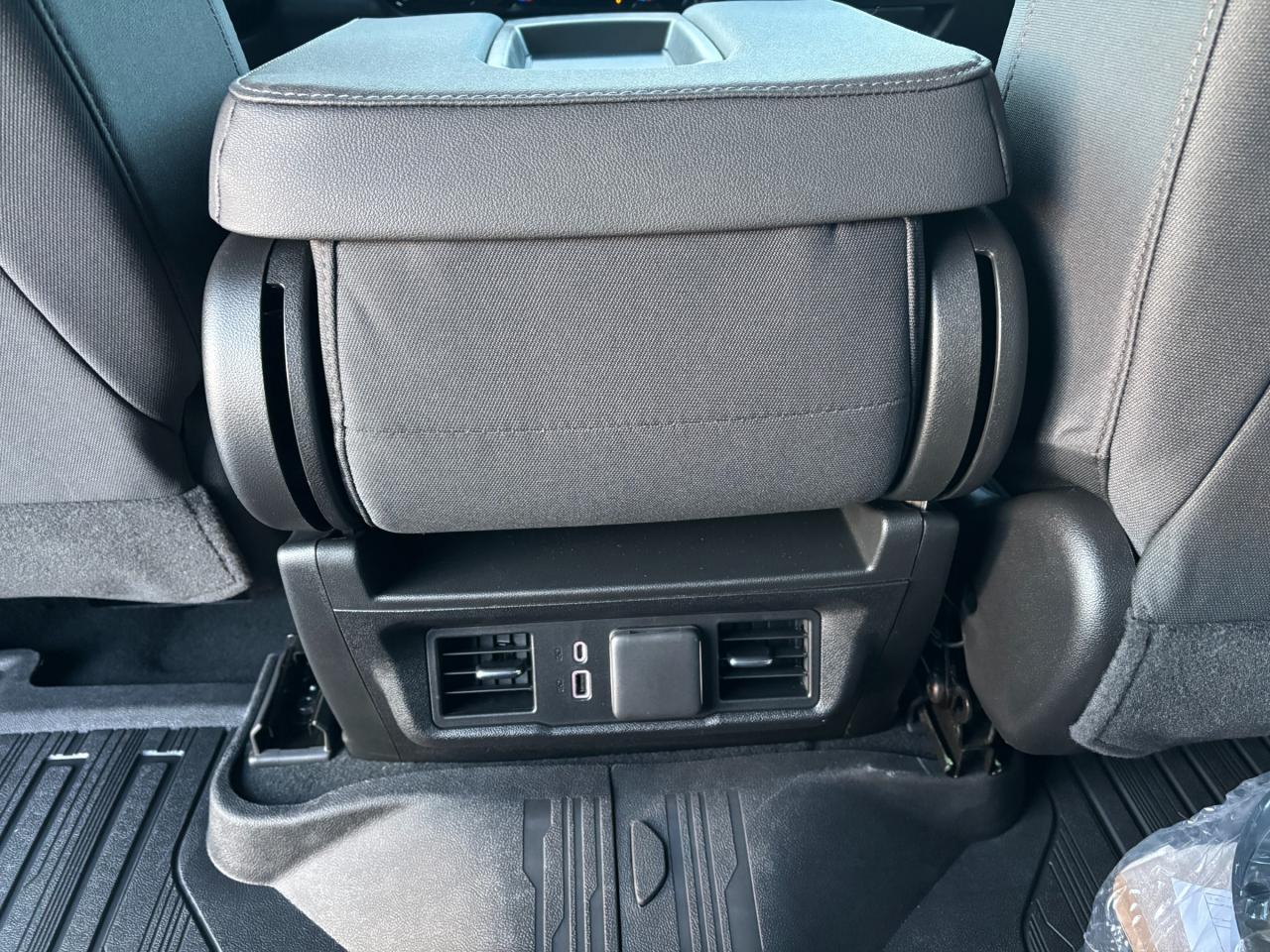 2026 GMC Sierra 3500 HD 2026 GMC Sierra SLE 3500 Crew Cab Dually 4WD Photo