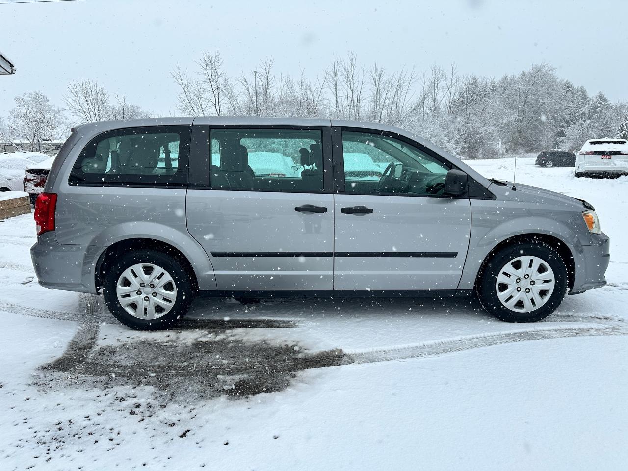 2016 Dodge Grand Caravan CanadaValuePackage 7Pass Cloth FM/CD A/C Keyless Photo4