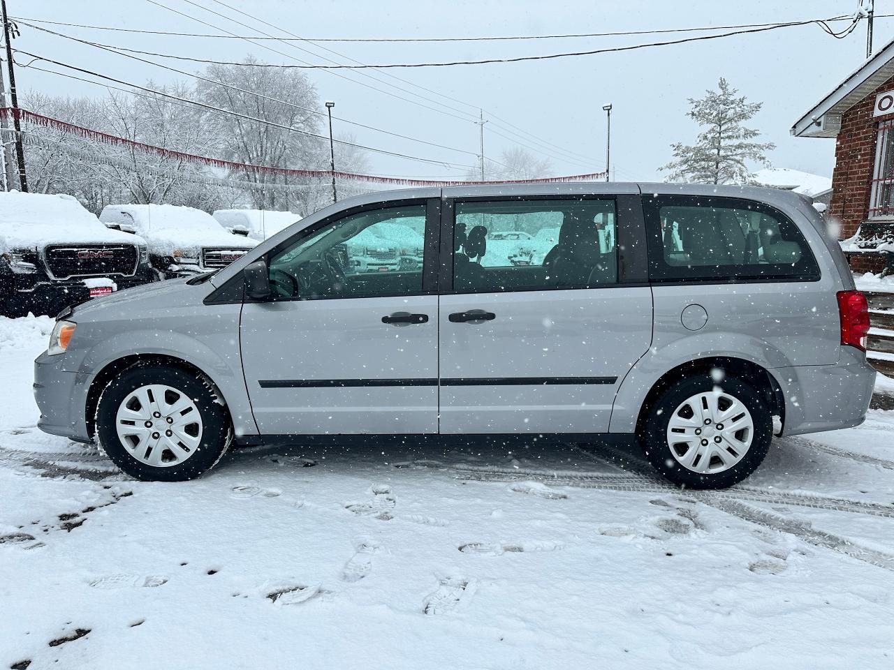 2016 Dodge Grand Caravan CanadaValuePackage 7Pass Cloth FM/CD A/C Keyless Photo2