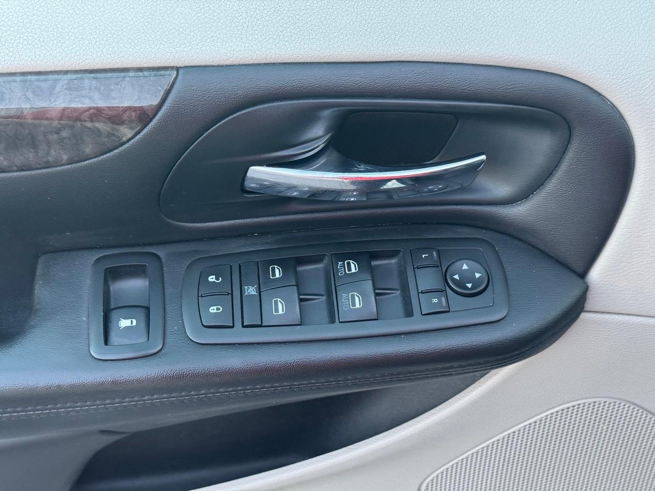 2011 Dodge Grand Caravan SXT **CERTIFIED**CLEAN CARFAX** - Photo #25