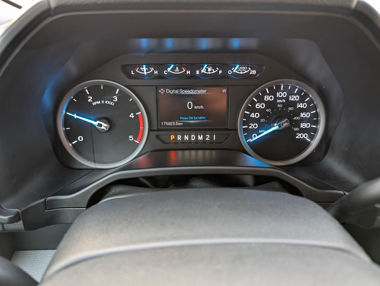 2017 Ford SUPER DUTY F-250 SRW XLT | MB OWNED | 6 PASSENGER - Photo #15