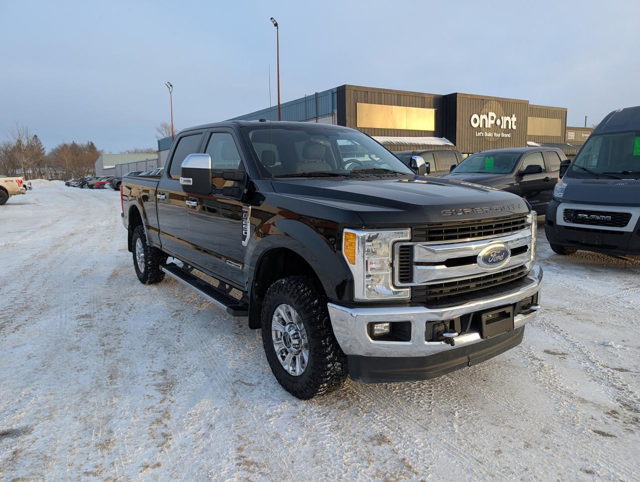 2017 Ford SUPER DUTY F-250 SRW XLT | MB OWNED | 6 PASSENGER - Photo #2