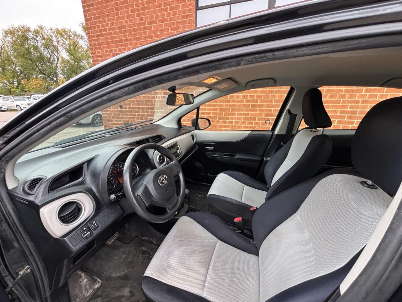 2013 Toyota Yaris 5dr HB Auto LE Photo