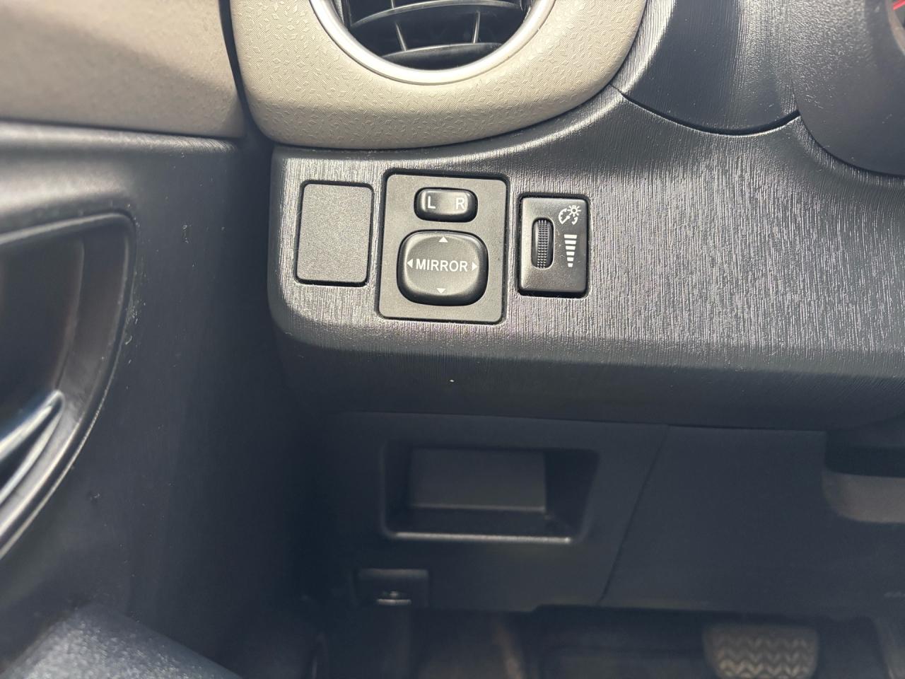 2013 Toyota Yaris 5dr HB Auto LE Photo