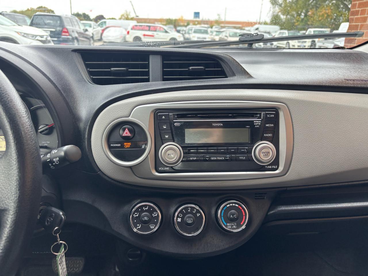 2013 Toyota Yaris 5dr HB Auto LE Photo