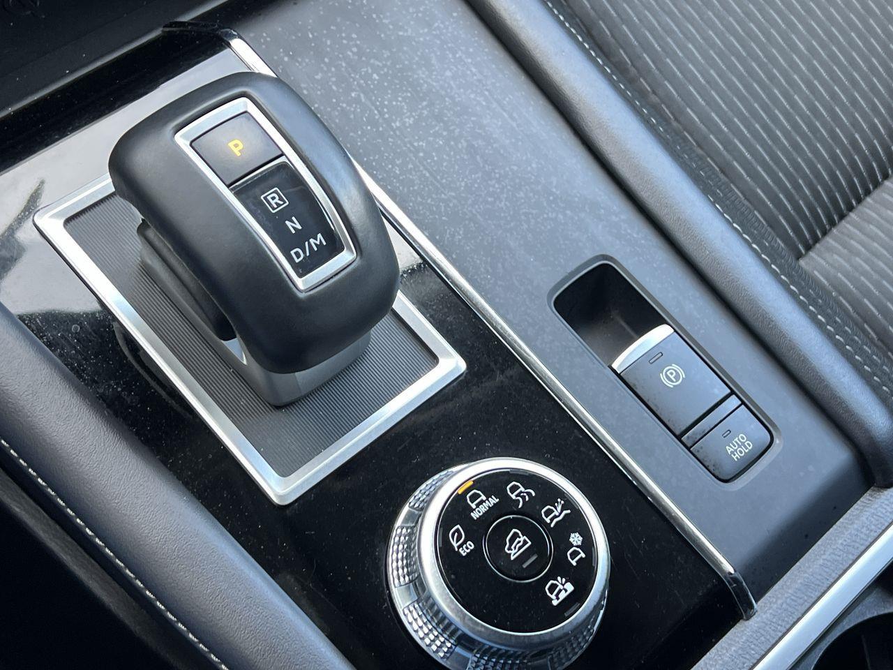 2024 Mitsubishi Outlander 4X4, 7 PASSENGER, MOONROOF, HEATED STEERING WHEEL, HEATED SEATS, BACK UP CAM!! Photo