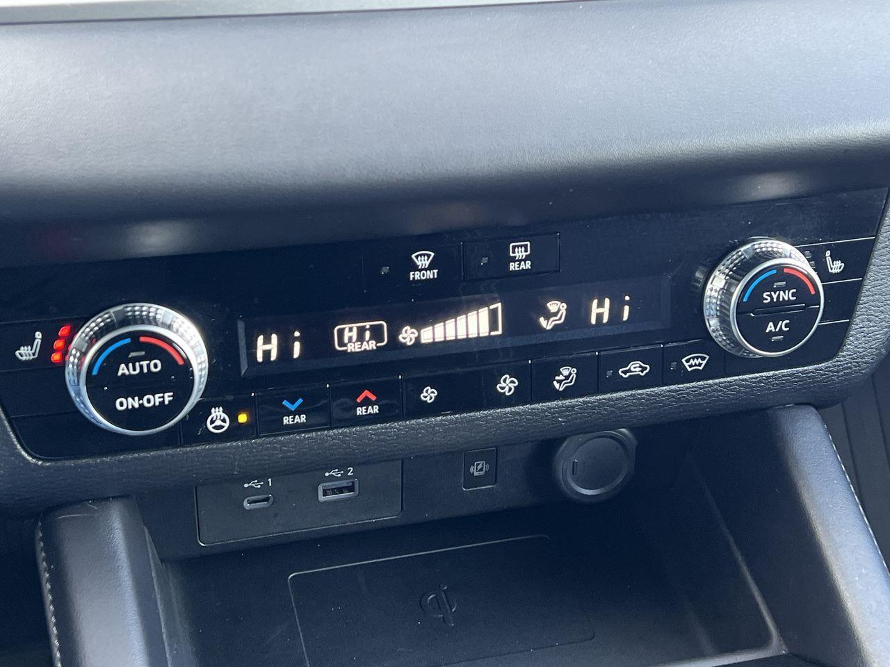 2024 Mitsubishi Outlander 4X4, 7 PASSENGER, MOONROOF, HEATED STEERING WHEEL, HEATED SEATS, BACK UP CAM!! Photo