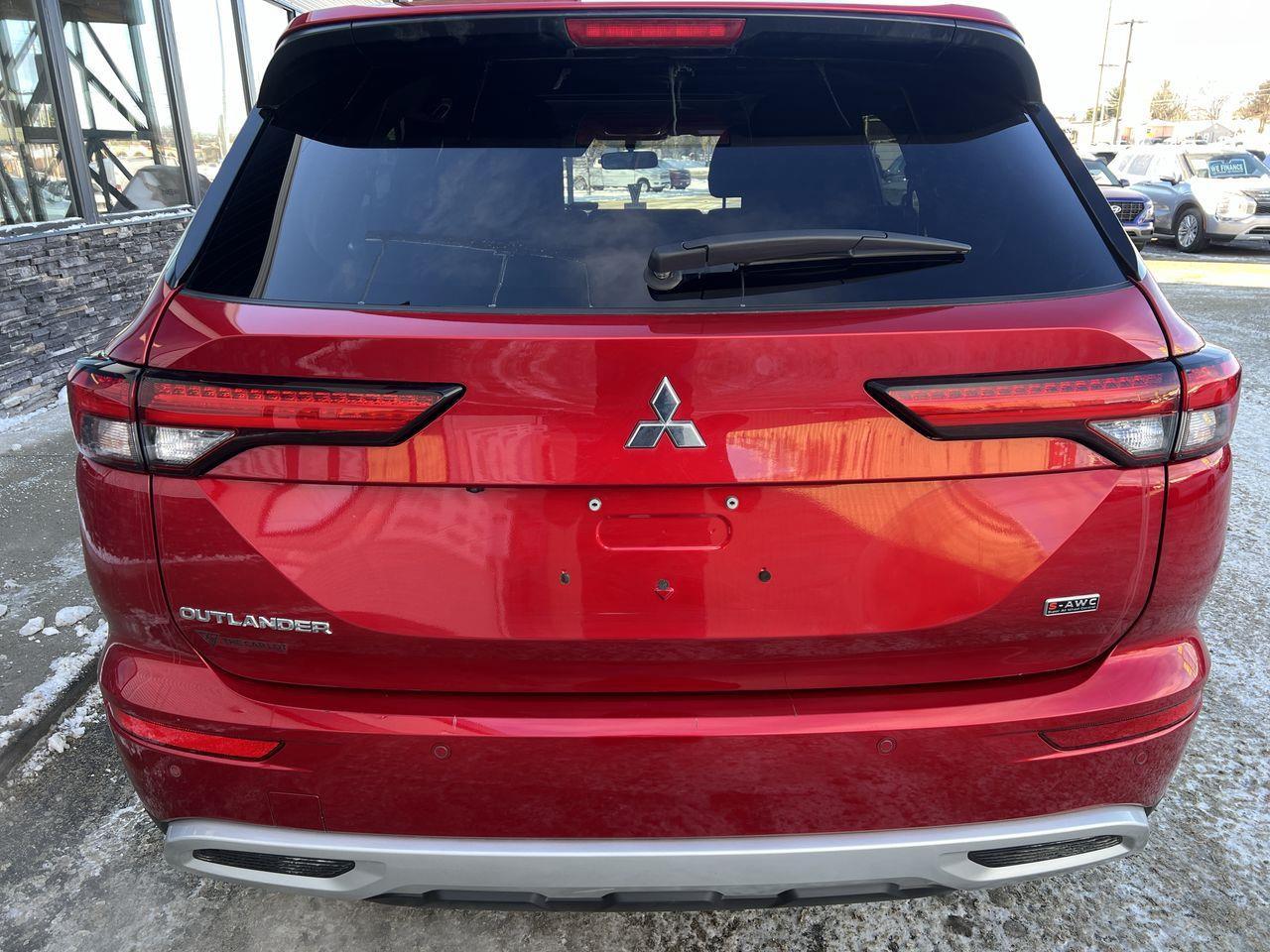 2024 Mitsubishi Outlander 4X4, 7 PASSENGER, MOONROOF, HEATED STEERING WHEEL, HEATED SEATS, BACK UP CAM!! Photo