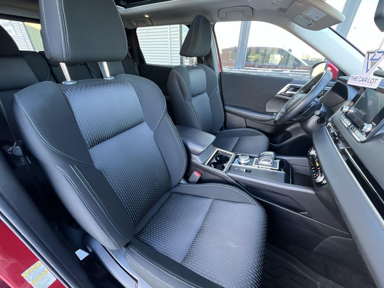 2024 Mitsubishi Outlander 4X4, 7 PASSENGER, MOONROOF, HEATED STEERING WHEEL, HEATED SEATS, BACK UP CAM!! Photo