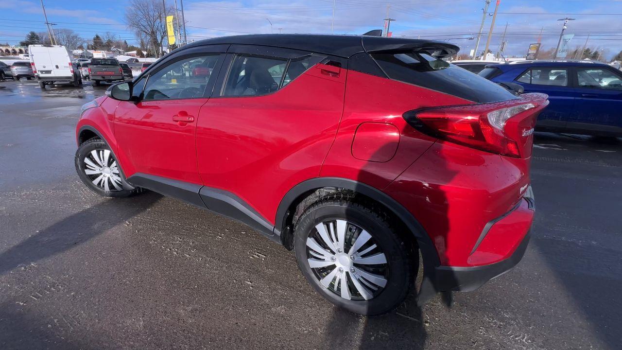 2020 Toyota C-HR XLE Premium FWD, HEATED FRONT SEATS, BACK UP CAM, SIRIUS XM!! Photo