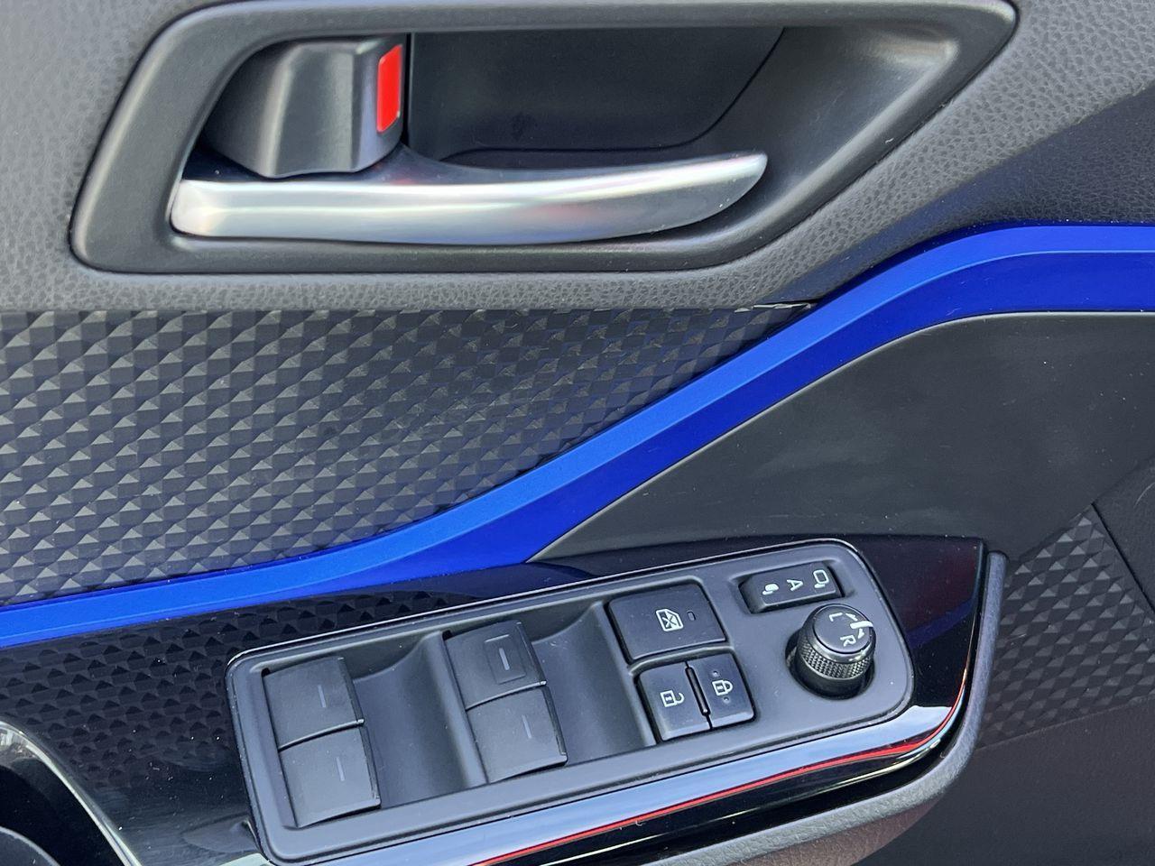 2020 Toyota C-HR XLE Premium FWD, HEATED FRONT SEATS, BACK UP CAM, SIRIUS XM!! Photo