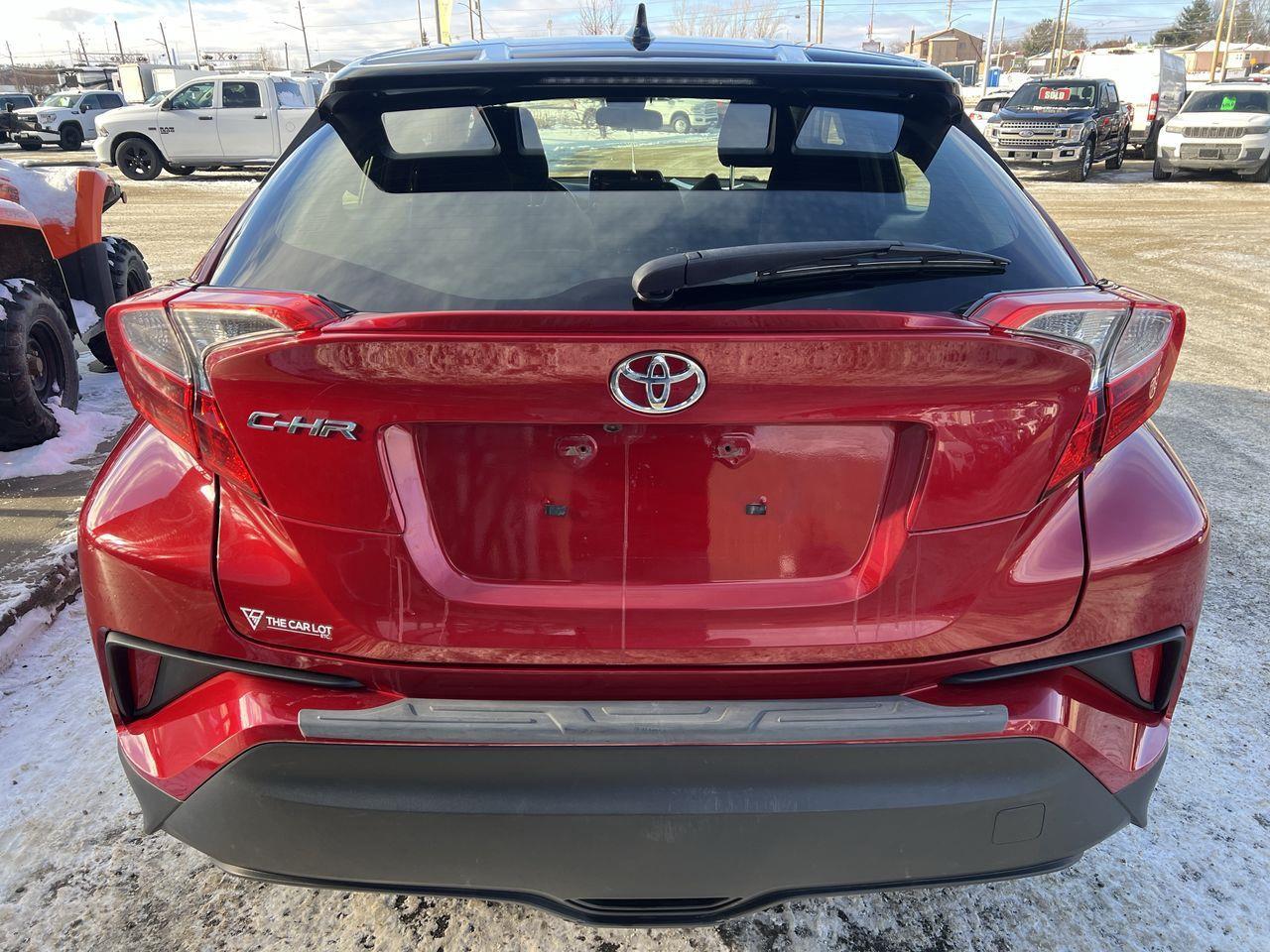 2020 Toyota C-HR XLE Premium FWD, HEATED FRONT SEATS, BACK UP CAM, SIRIUS XM!! Photo