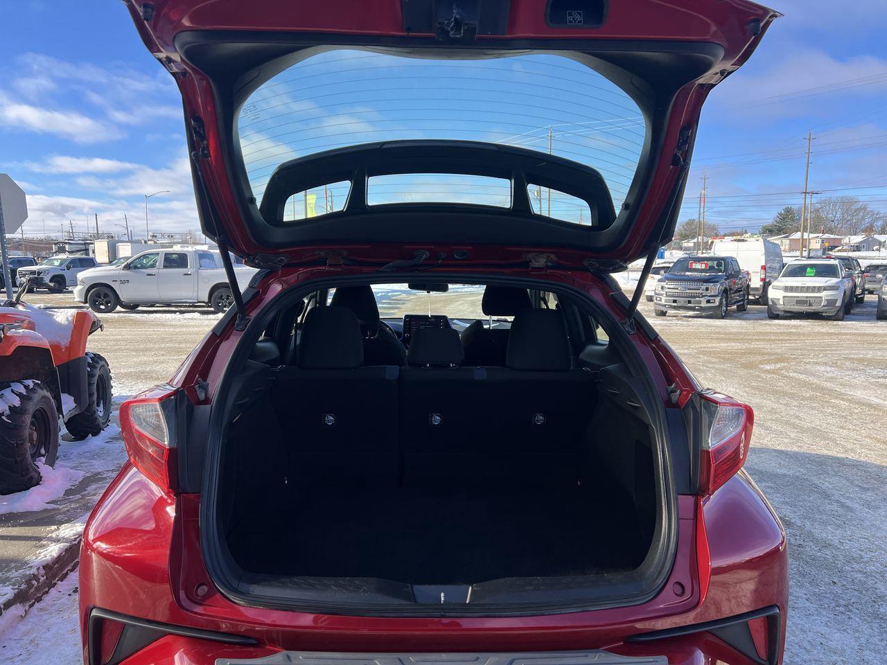 2020 Toyota C-HR XLE Premium FWD, HEATED FRONT SEATS, BACK UP CAM, SIRIUS XM!! Photo