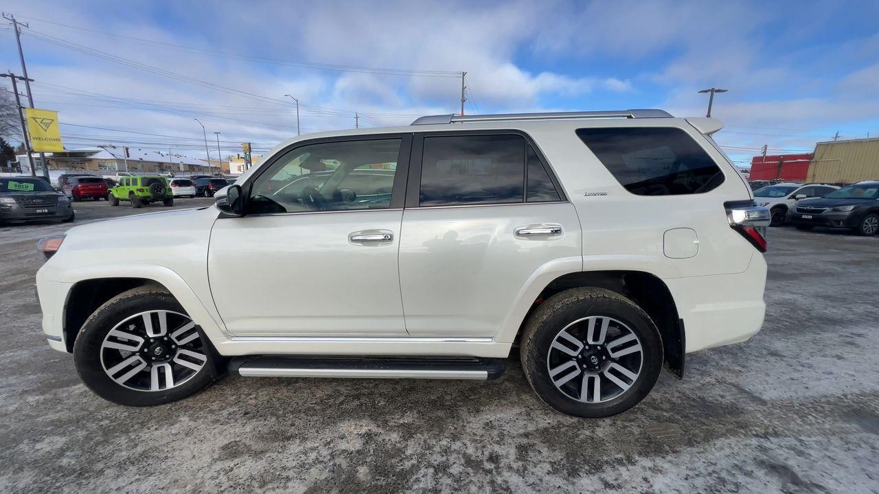 2023 Toyota 4Runner 4x4, 7 PASSENGER, MOONROOF, LEATHER HEATED SEATS, NAV, BACK UP CAM!! Photo