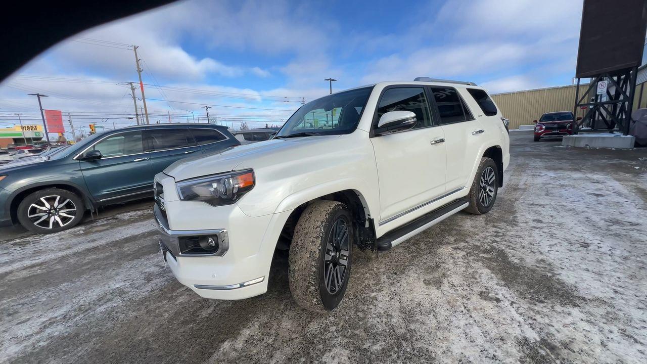 2023 Toyota 4Runner 4x4, 7 PASSENGER, MOONROOF, LEATHER HEATED SEATS, NAV, BACK UP CAM!! Photo