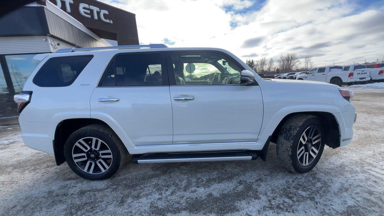 2023 Toyota 4Runner 4x4, 7 PASSENGER, MOONROOF, LEATHER HEATED SEATS, NAV, BACK UP CAM!! Photo
