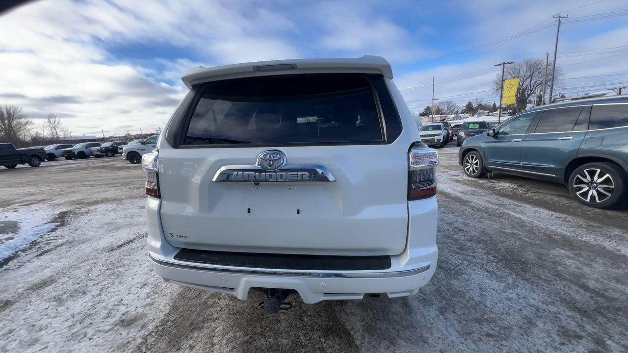 2023 Toyota 4Runner 4x4, 7 PASSENGER, MOONROOF, LEATHER HEATED SEATS, NAV, BACK UP CAM!! Photo