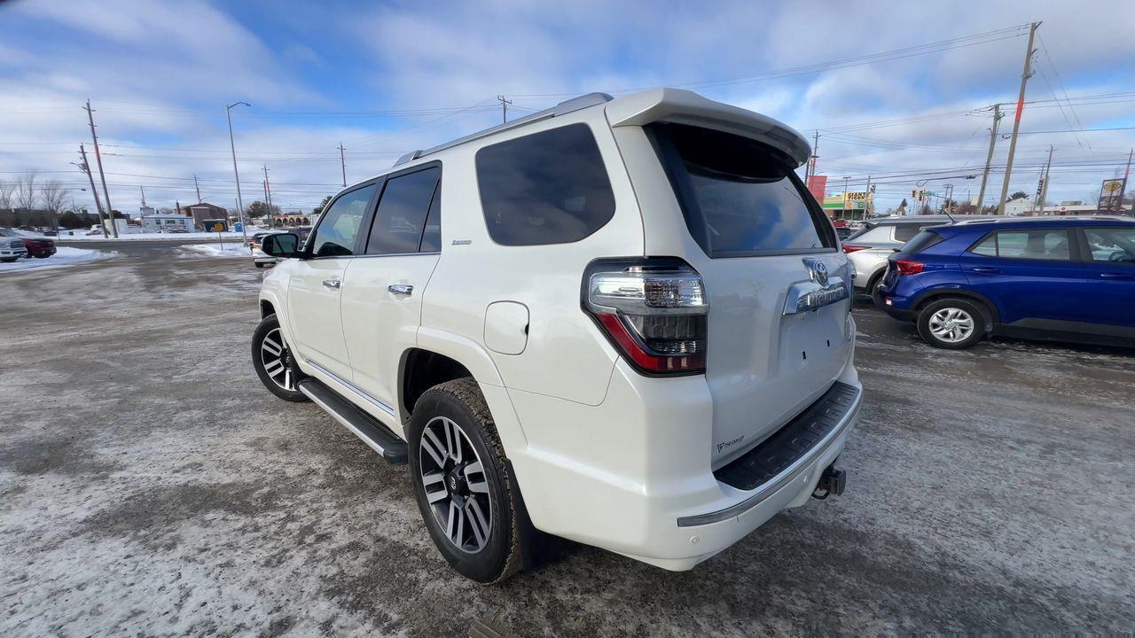 2023 Toyota 4Runner 4x4, 7 PASSENGER, MOONROOF, LEATHER HEATED SEATS, NAV, BACK UP CAM!! Photo