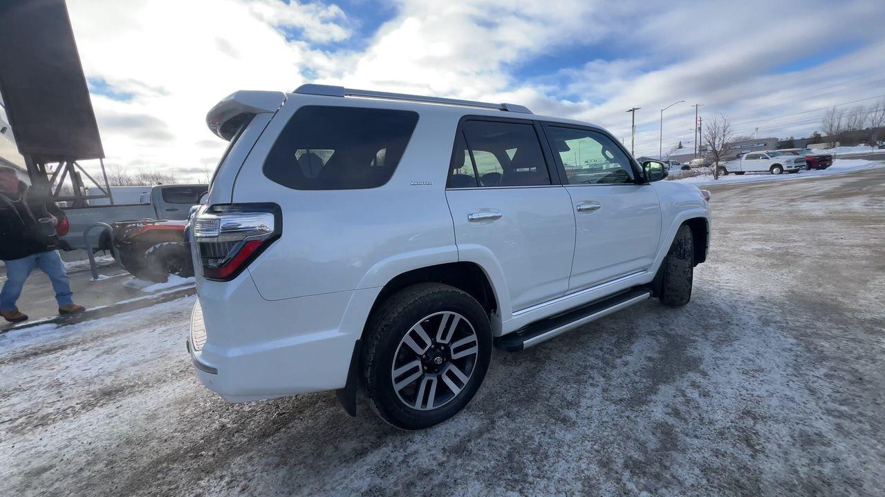 2023 Toyota 4Runner 4x4, 7 PASSENGER, MOONROOF, LEATHER HEATED SEATS, NAV, BACK UP CAM!! Photo
