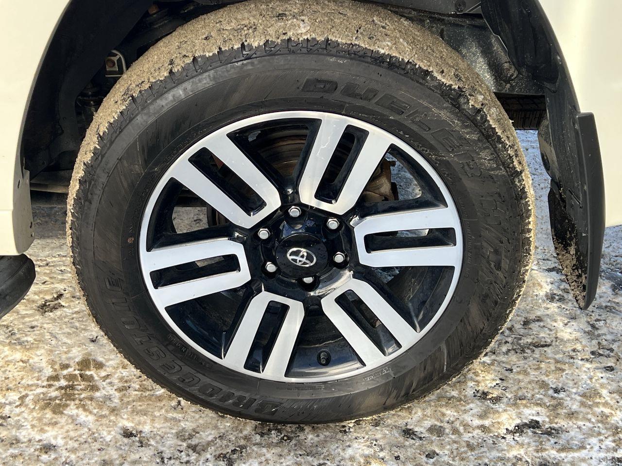 2023 Toyota 4Runner 4x4, 7 PASSENGER, MOONROOF, LEATHER HEATED SEATS, NAV, BACK UP CAM!! Photo