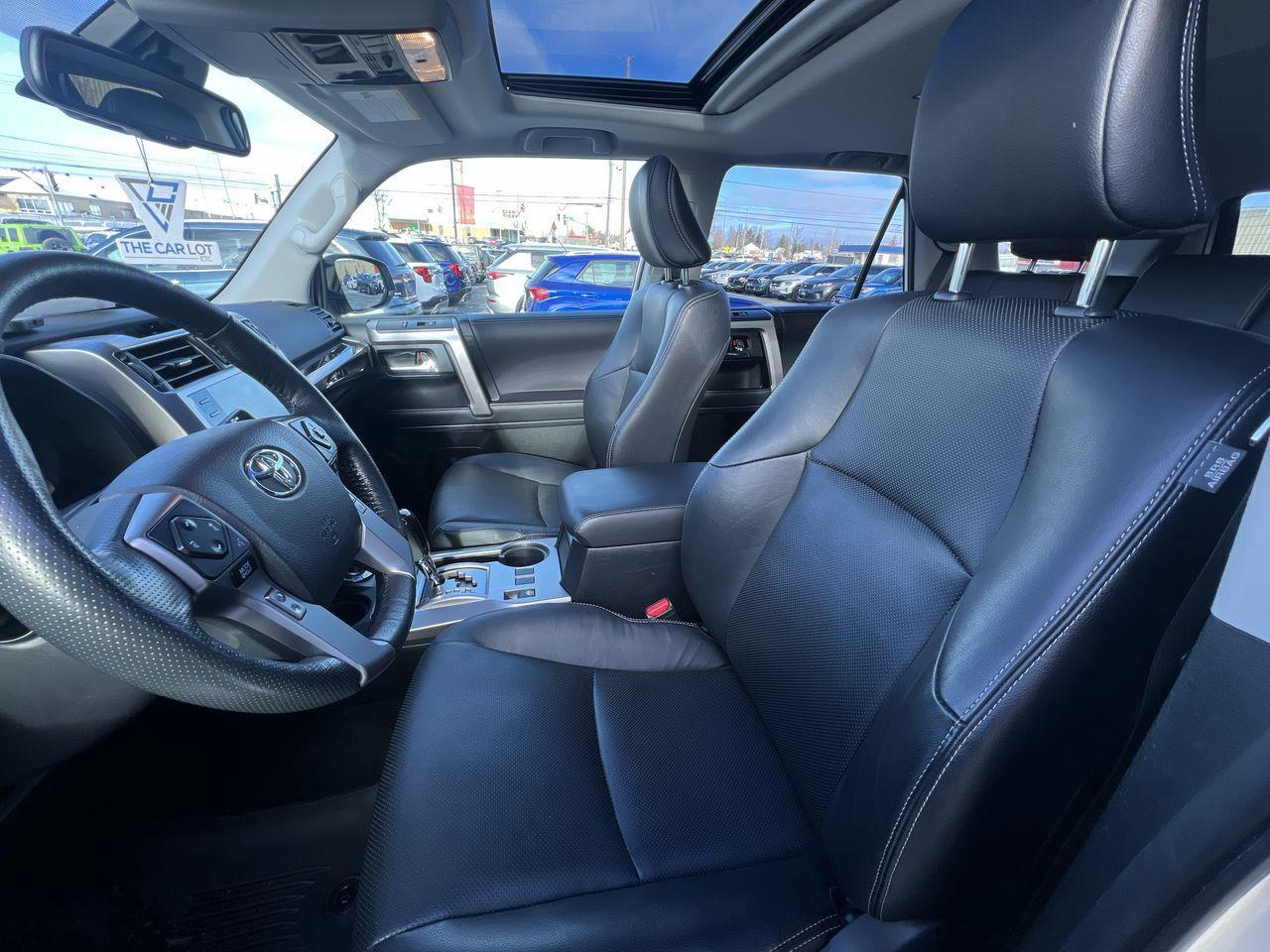 2023 Toyota 4Runner 4x4, 7 PASSENGER, MOONROOF, LEATHER HEATED SEATS, NAV, BACK UP CAM!! Photo