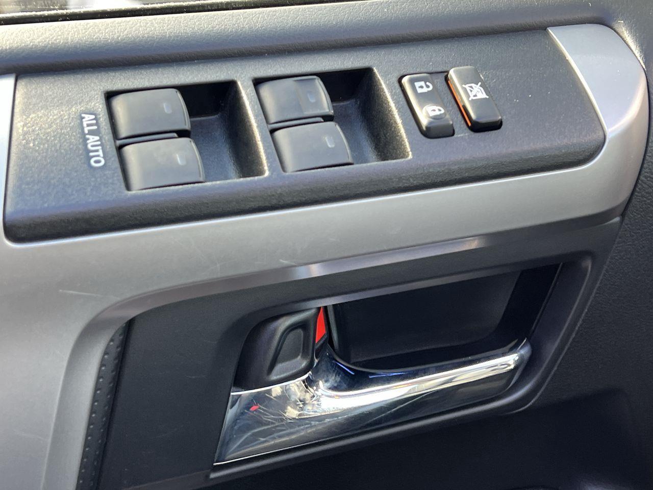 2023 Toyota 4Runner 4x4, 7 PASSENGER, MOONROOF, LEATHER HEATED SEATS, NAV, BACK UP CAM!! Photo