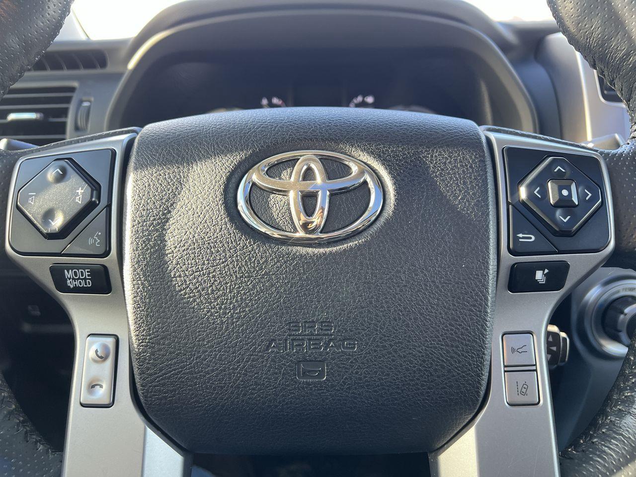 2023 Toyota 4Runner 4x4, 7 PASSENGER, MOONROOF, LEATHER HEATED SEATS, NAV, BACK UP CAM!! Photo