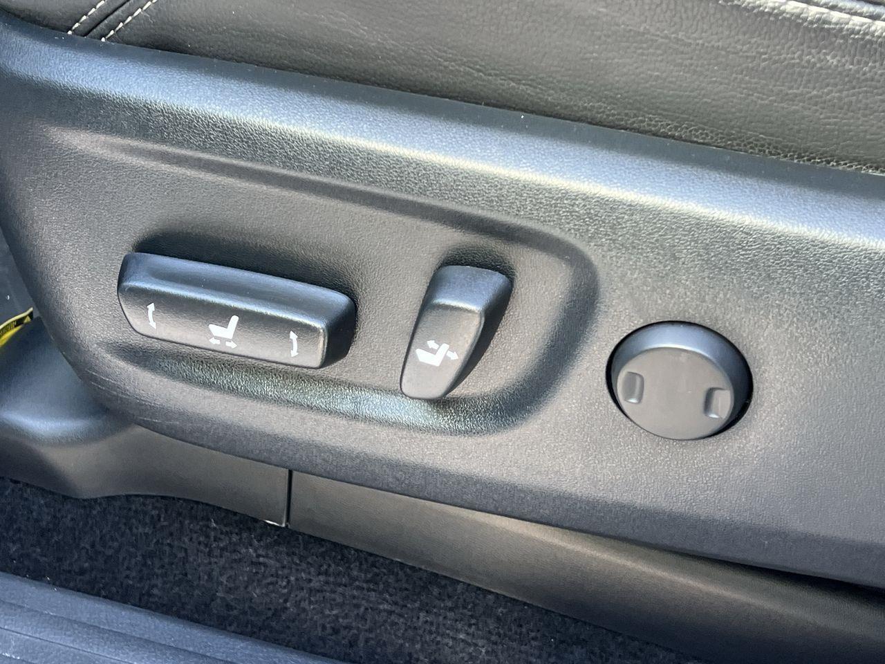 2023 Toyota 4Runner 4x4, 7 PASSENGER, MOONROOF, LEATHER HEATED SEATS, NAV, BACK UP CAM!! Photo