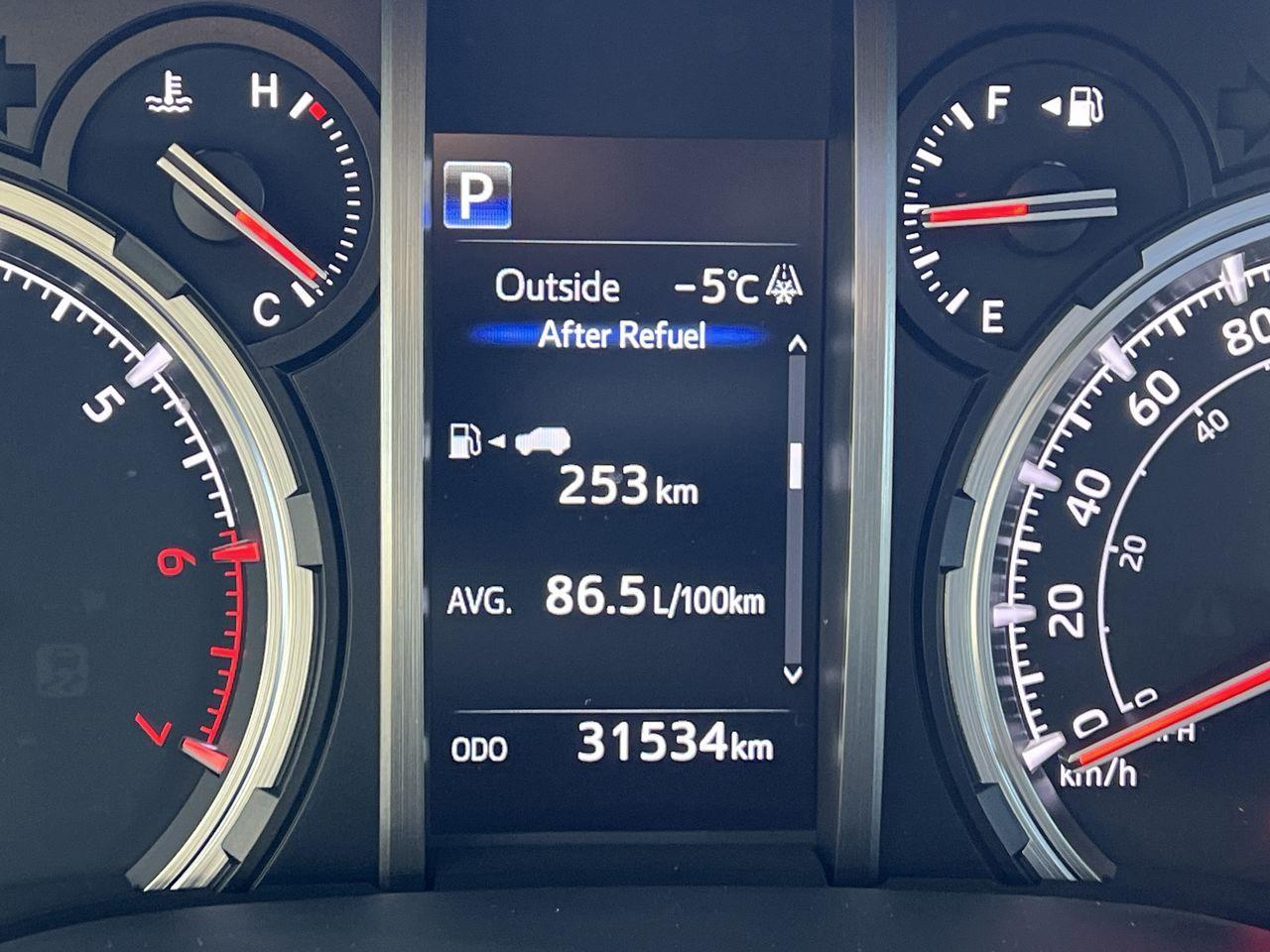 2023 Toyota 4Runner 4x4, 7 PASSENGER, MOONROOF, LEATHER HEATED SEATS, NAV, BACK UP CAM!! Photo