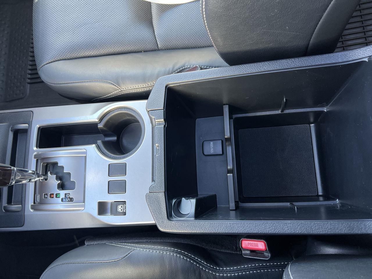 2023 Toyota 4Runner 4x4, 7 PASSENGER, MOONROOF, LEATHER HEATED SEATS, NAV, BACK UP CAM!! Photo