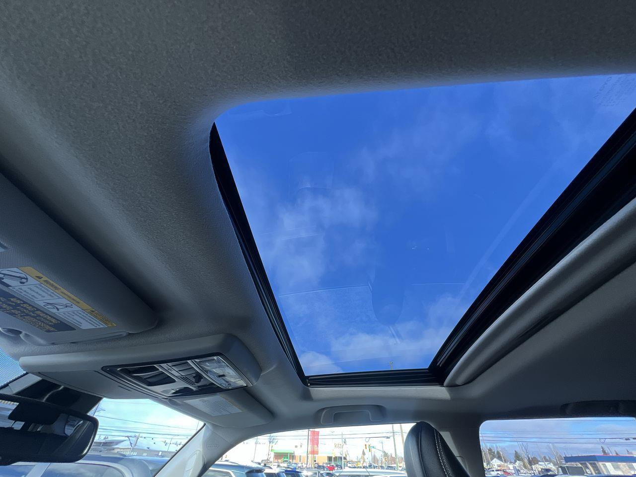 2023 Toyota 4Runner 4x4, 7 PASSENGER, MOONROOF, LEATHER HEATED SEATS, NAV, BACK UP CAM!! Photo