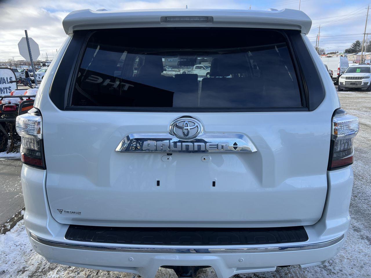2023 Toyota 4Runner 4x4, 7 PASSENGER, MOONROOF, LEATHER HEATED SEATS, NAV, BACK UP CAM!! Photo