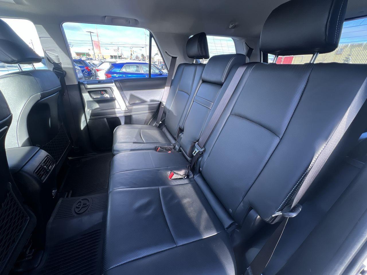 2023 Toyota 4Runner 4x4, 7 PASSENGER, MOONROOF, LEATHER HEATED SEATS, NAV, BACK UP CAM!! Photo